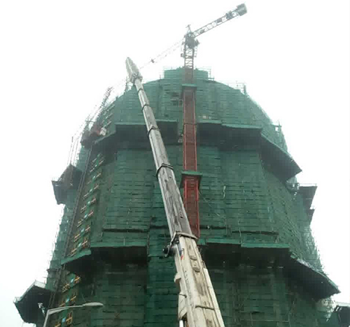 郫县吊车在工地上作业